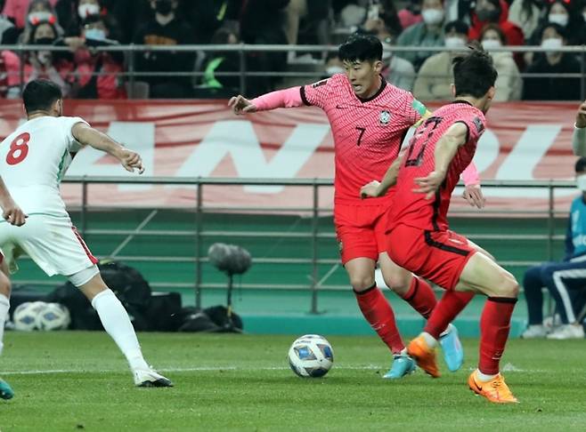 한국 축구대표팀이 최신 국제축구연맹(FIFA) 랭킹에서 28위를 기록했다. 사진은 손흥민이 이란과의 경기에서 활약하는 모습. /사진=뉴스1