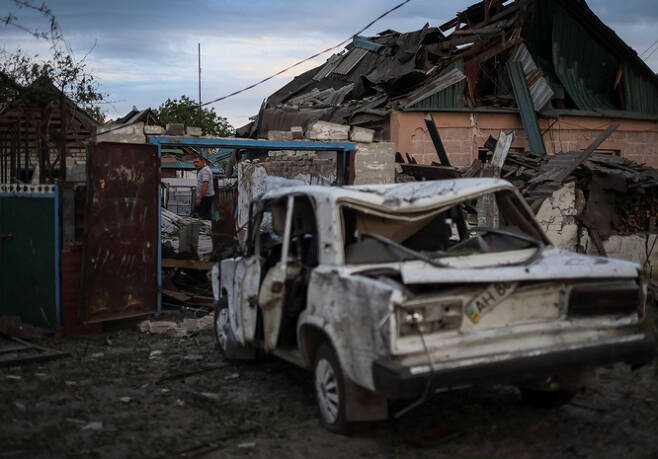 지난 23일(현지시각) AFP통신과 미 방송매체 CNN에 따르면 파블로 키릴렌코 도네츠크 주지사는 이날 "우크라이나군과 러시아군의 교전이 격화됐다"사진은 러시아군의 폭격으로 파괴된 우크라이나 동부 도네츠크 지역. /사진=로이터