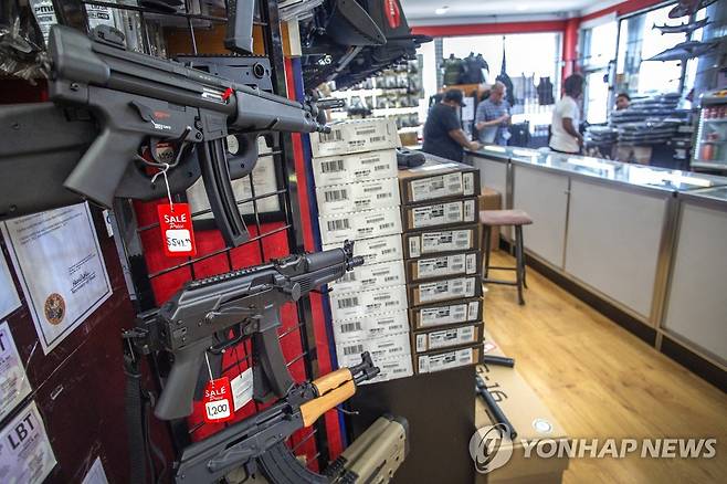 '전쟁무기' 돌격소총까지 판매되는 미국 총기상점 [EPA 연합뉴스 자료사진. DB 및 재판매 금지]
