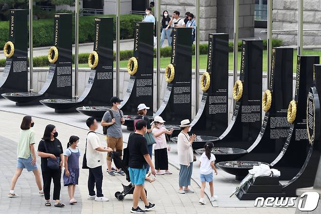 6·25 전쟁 제72주년을 맞은 25일 서울 용산구 전쟁기념관을 찾은 시민들이 유엔 참전국 상징 기념물을 살펴보고 있다. 2022.6.25/뉴스1 © News1 민경석 기자