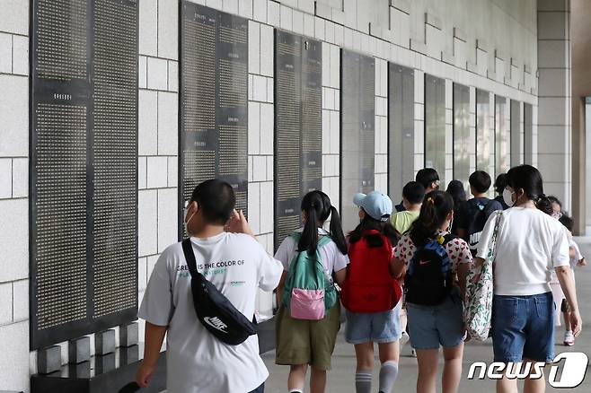 6·25 전쟁 제72주년을 맞은 25일 서울 용산구 전쟁기념관을 찾은 어린이들이 참전용사비를 살펴보고 있다. 2022.6.25/뉴스1 © News1 민경석 기자