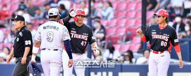 KIA 4번타자 나성범이 24일 잠실구장에서 열린 2022프로야구 두산베어스와 KIA타이거즈의 경기 1회초 2사 1루에서 안타로 출루하고 있다. 잠실 | 강영조기자kanjo@sportsseoul.com