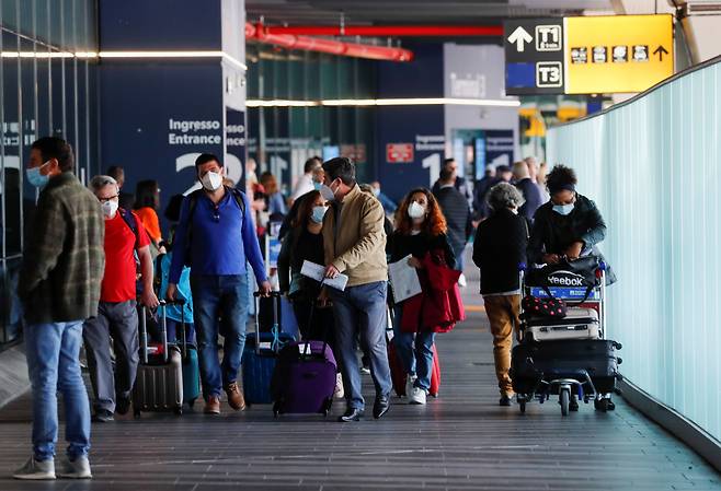 이탈리아 로마의 피우미치노 공항에서 여행자들이 짐을 들고 이동하고 있다.