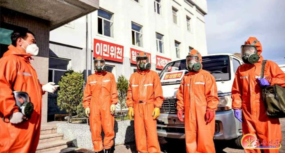 북한 노동당 기관지 노동신문은 25일코로나19에 대한 방역체계를 유지하고 있는 각지를 소개했다. 사진은 방역을 준비 중인 청진시 포항구역. 사진=뉴스1