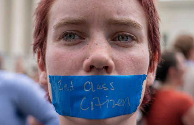 24일 미국 워싱턴에서 한 낙태권 폐지에 반대하는 여성이 '2급 시민'이라는 문구가 적힌 테이프를 입에 붙인 채 침묵 시위를 하고 있다. 워싱턴=AP 연합뉴스