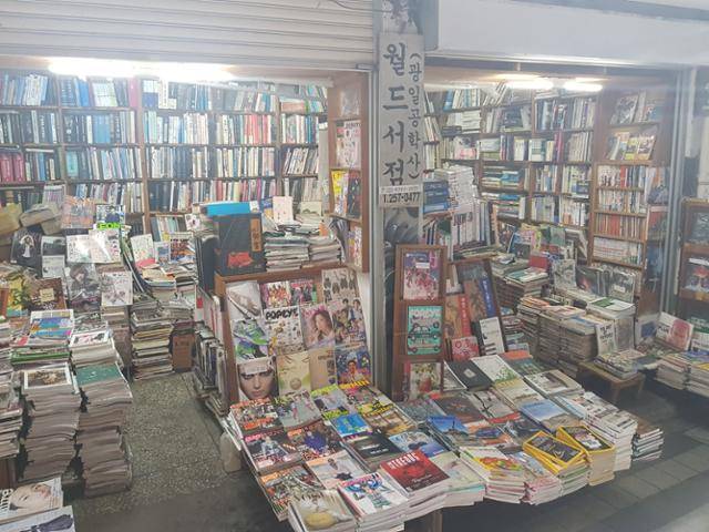 부산 보수동 책방골목 안에 있는 월드서점 전경. 크지 않은 공간에 각종 외국 서적이 책장에 꽂혀 있거나 바닥에 수북이 쌓여 있다.