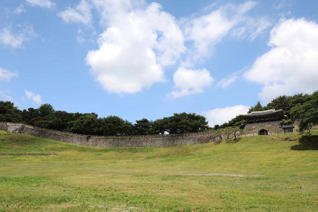 청주의 대표적 역사 유적인 상당산성은 가볍게 산책하기 좋은 곳이다. ⓒ박준규