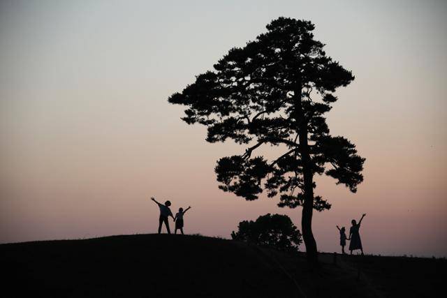 정북동토성에서 노을을 배경으로 '인생사진' 찍기. ⓒ박준규