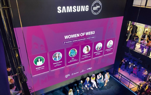 삼성전자 북미법인(삼성US)은 23일(현지시간) 미국 뉴욕의 고객 체험 공간인 삼성837에 패널들을 초청해 이벤트 행사를 열었다. ‘Women of web 3’를 주제로 패널들이 발표하고 있다.