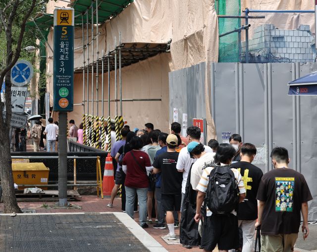 '을지면옥' 영업 종료일인 25일 손님들이 서울지하철 을지로3가역 인근부터 줄을 서 입장을 기다리고 있다. 연합뉴스
