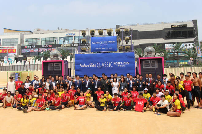 시흥에 위치한 아시아 최초 인공 서핑장 웨이브파크가 ‘웨이브파크 클래식 코리아 2022’를 개최하여 개회식을 성황리에 종료했다. 사진은 웨이브파크 클래식 코리아 2022 개회식 단체 사진. / 사진=웨이브파크