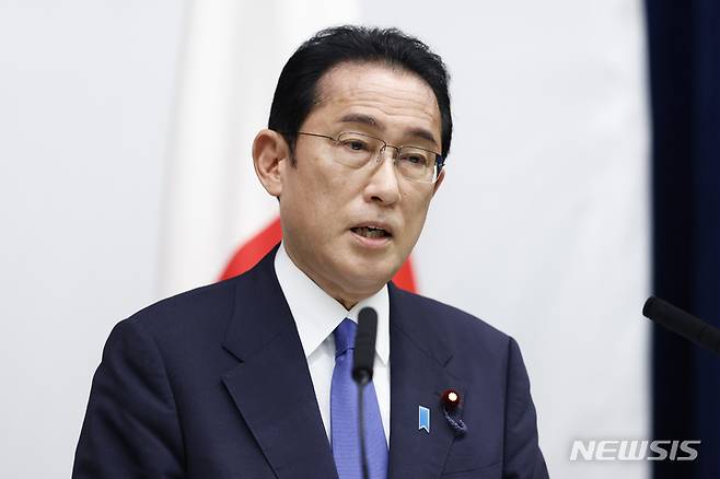 [도쿄=AP/뉴시스]지난 24일 일본 도쿄의 총리 관저에서 기시다 후미오 총리가 쿼드 정상회의 후 개별적인 기자회견을 실시하고 있다. 2022.05.26.