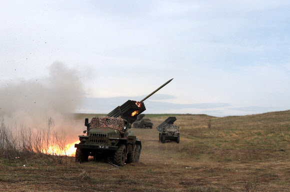 우크라이나군이 10일(현지시간) 돈바스 지역의 루간스크 인근에서 러시아군 진지를 향해 다연장로켓포 BM-21 ‘그라드’를 발사하고 있다.AFP 연합뉴스