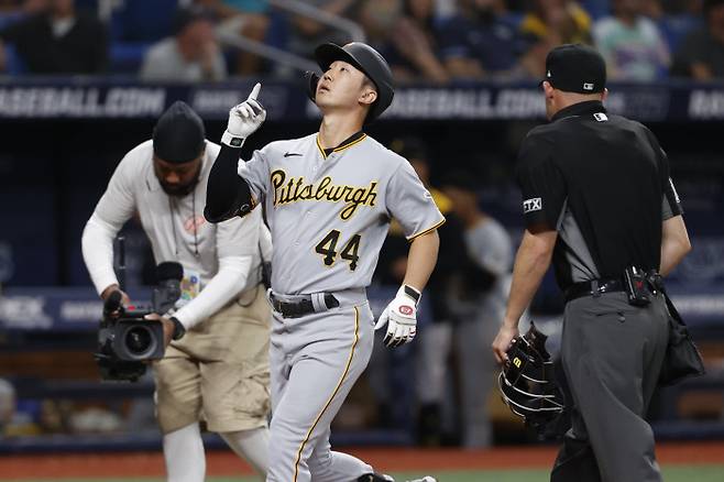 피츠버그 박효준이 25일 탬파베이전에서 시즌 두 번째 홈런을 친 뒤 세리머니를 하고 있다.    세인트피터즈버그 | AP연합뉴스