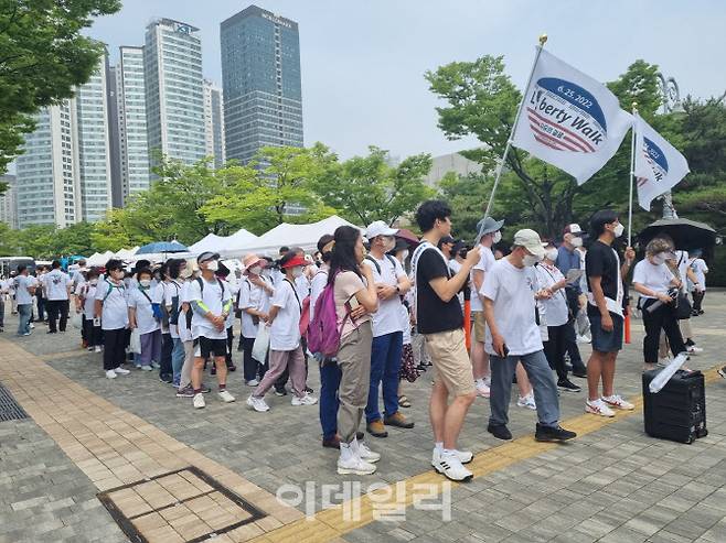 리버티 워크 서울 걷기 행사에 참여한 참석자들이 미군 용사들의 희생에 감사한 마음을 표시하며 전쟁기념관에서 국립중앙박물관까지 약 4km의 걷기 행사를 진행했다.(사진=부영 제공)