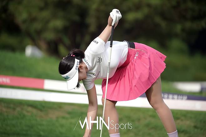 안소현이 10번홀 티샷을 준비하며 티를 꽂고 있다. ⓒMHN스포츠 박태성 기자