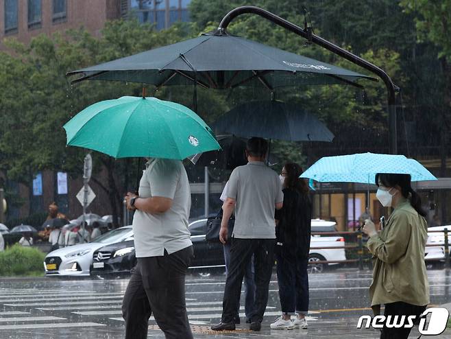 장맛비가 내리는 23일 서울 종각역 인근에서 우산을 쓴 시민들이 비를 피하고 있다. 2022.6.23/뉴스1 © News1 신웅수 기자