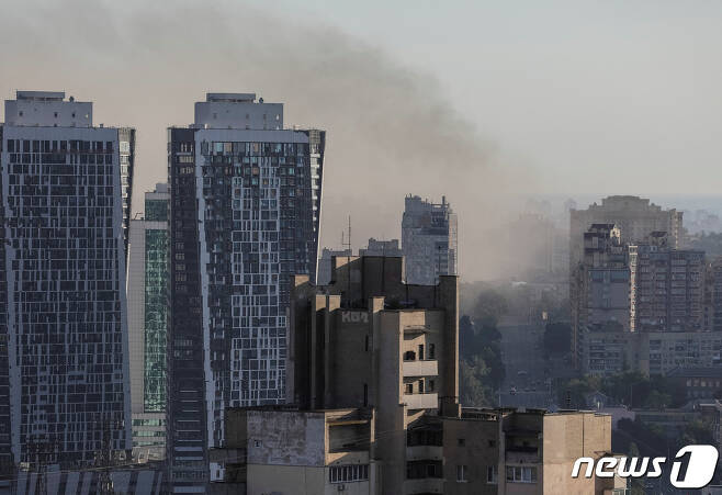 26일(현지시간) 우크라이나 수도 키이우에서 미사일 공격 후 연기가 치솟고 있다. 2022.06.26/뉴스1 © 로이터=뉴스1 © News1 김민수 기자