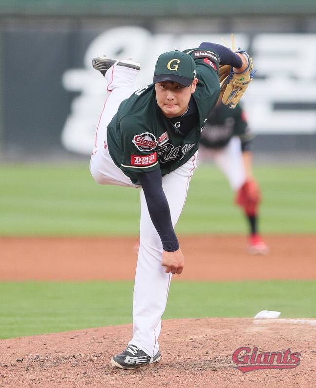 롯데 루키 진승현이 25일 사직구장에서 열린 2022 KBO리그 키움전에 등판해 역투하고 있다. 사진제공 | 롯데 자이언츠