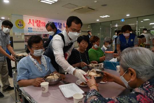 바르게살기운동 음성군협의회(회장 정우철)는 지난 24일 무극장로교회에서 어려운 이웃과 함께하는 '사랑의 삼계탕 나눔' 봉사에 나섰다. 사진은 조병옥 군수가 어르신에게 삼계탕을 전달하는 모습 사진=음성군 제공