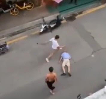 쓰러진 노인의 머리를 발로 차는 중국 남성. <트위터 victorchan2022 동영상 캡처>