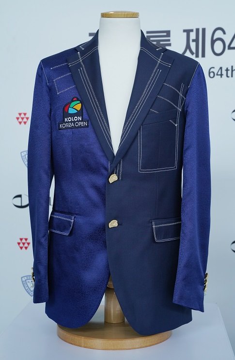 BTS의 지민이 입은 한복 정장을 만든 김리을 디자이너가 제작한 한국오픈 챔피언 재킷. /사진=대회조직위
