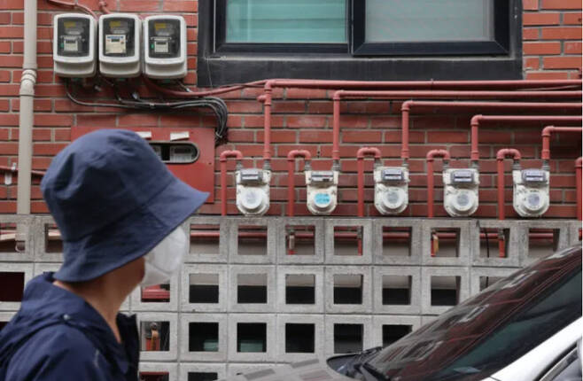 서울 시내 한 주택가에서 시민이 전기계량기와 가스계량기 옆을 지나가고 있다. 연합뉴스