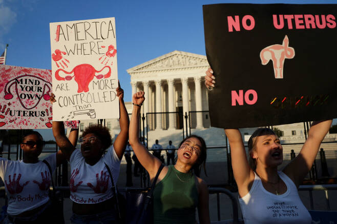 25일 미국 워싱턴에서 임신중단권 지지 시위자들이 구호를 외치고 있다. 로이터 연합뉴스