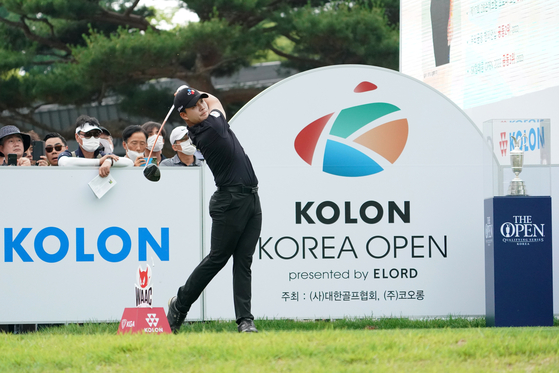 Kim Min-kyu tees off on the first hole during the final round of the Kolon Korea Open Golf Championship at Woo Jeong Hills Country Club in Cheonan, South Chungcheong on Sunday. [KOLON KOREA OPEN ORGANIZING COMMITTEE]