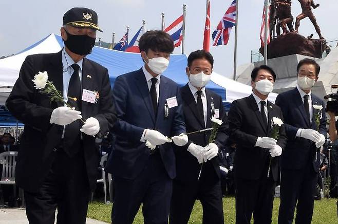 이철우 지사(가운데)가 칠곡 다부동 전적기념관에서 열린 백선엽 장군 서거 2주기 추모행사에서 국민의힘 이준석 대표(왼쪽에서 두번째)와 안철수 의원(오른쪽에서 두번째), 임종식 교육감(오른쪽)과 헌화를 하고 있다.(경북도 제공) 2022.06.26.