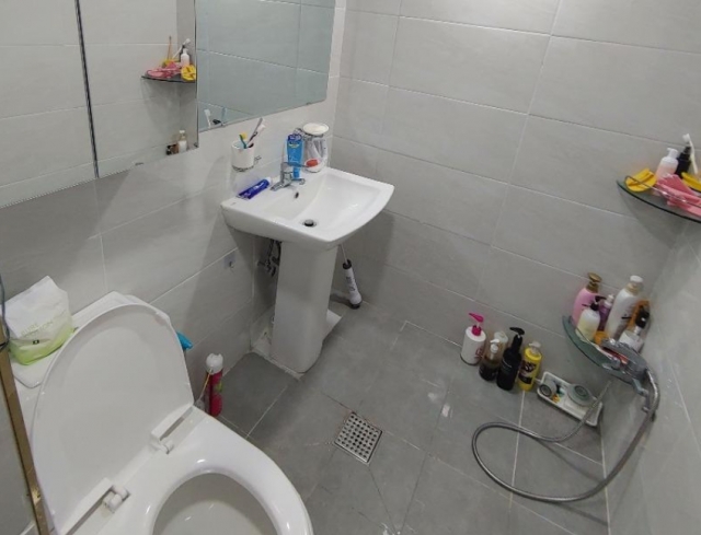 글쓴이 A씨가 물놀이를 한 가족이 딸 자취방 화장실을 무단으로 사용했다며 올린 사진. A씨는 "공용 화장실이 아닌 일반 가정집 화장실"이라고 했다. 온라인 커뮤니티 캡처
