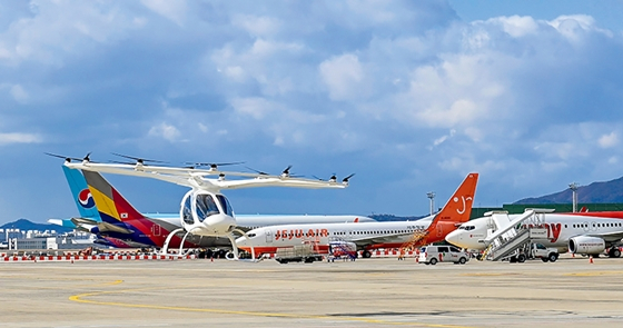 한국공항공사가 기존 항공기와 UAM 항공기체를 통합적으로 관제하는 글로벌 항공정보 종합관리망 시스템을 시연하고 있다. /사진=한국공항공사
