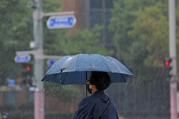 월요일(오는 27일)은 중부지방과 남부지방에 비가 내릴 전망이다. 사진은 지난 23일 우산을 쓴 채 횡단보도 신호를 기다리는 시민 모습. /사진=뉴스1