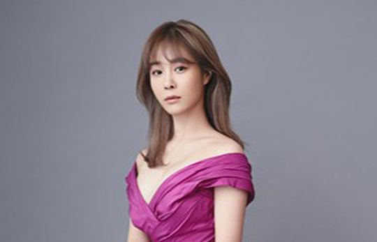 Prince Rudolph Staff posts in communityIm angry to be looking at it...Actor Ock Joo-hyun, who caused controversy in the musical world over the alleged personnel casting, has announced that he will drop the complaint against Kim Ho Young, but the wave is growing.Following the announcement that the first generation of musicals urged Midnight efforts, this time, Ock Joo-hyun Actor is really proud, the article is attracting attention.The writer A introduced himself as Staff who was with Ock Joo-hyun and Prince Rudolph première and made this announcement through the Dish Inside Theater and Musical Gallery on the 25th.There are some things that I sympathize with and feel sorry for, he said. Is it really honest? Is not it true that our fellow Actor is an industry person?When you go up to a piece of work, a lot of people work together.The most notable thing is Actor, but it is a work that everyone makes together, so we all know what Actor has caused an accident and what behavior has made someone difficult. Dont let people who are so adamant about being a bully (Ock Joo-hyun) and sexually harassed, A said. If there are any real troubled actors, I hope they will all be Zheng He, he said.Im angry to be looking at it, but I want you to know that you were a colleague and that there are still many staffs you can refer to, he said.The controversy, which caused a stir in the musical world, began with Kim Ho Young posting on his SNS on the 14th, Asaripan is an old word, now a jade.Some speculated that this article was aimed at Ock Joo-hyun, and there was suspicion that it might reflect the recent friendship with musical Elisabeth casting.Ock Joo-hyun later sued Kim Ho Young and two netizens on charges of defamation, saying that he was disrespectful and speculative.Musical 1st generation Actor Nam Kyung-ju, Choi Jung-won and Bakkalin expressed their regrets on the 22nd and made a statement urging musical Midnight efforts.Actor should not infringe on the unique authority of the production company such as casting, and the production company should create a fair performance environment for all.Fellow Actors have come up with support with a accompanied hashtag.1st generation Actor Jeon Soo-kyung, Jung Sun-a, Shin Young-sook, Jae Yeon, Kim So Hyun, Jung Sung Hwa and Choi Jae-rim joined the SNS with Gong Yoo.However, as the controversy spreads again, there is also concern about the side.Among musical fans, there is a opinion that Gong Yoo supports the intention and encourages the division.A hashtag called I support Ock Joo-hyun (I support you) also appeared.The self-indulgent position only encourages division in the musical edition.The damage returns to the audience, he said, It was originally a practice, and now it is right to drive one person.I had to reflect on it first as a senior, and The position does not explain who has suffered any damage, and only another estimate is being expanded and reproduced. 