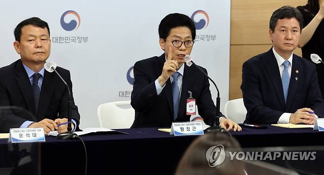 경찰제도개선위, 경찰 통제 방안 발표 (서울=연합뉴스) 한상균 기자 = 행안부 '경찰 제도개선 자문위원회' 공동 위원장인 황정근 변호사가 21일 정부서울청사에서 경찰 통제 방안 권고안을 발표하고 있다. 왼쪽부터 윤석대 자문위원. 황정근 변호사, 한창섭 행정안전부 차관. 2022.6.21 xyz@yna.co.kr