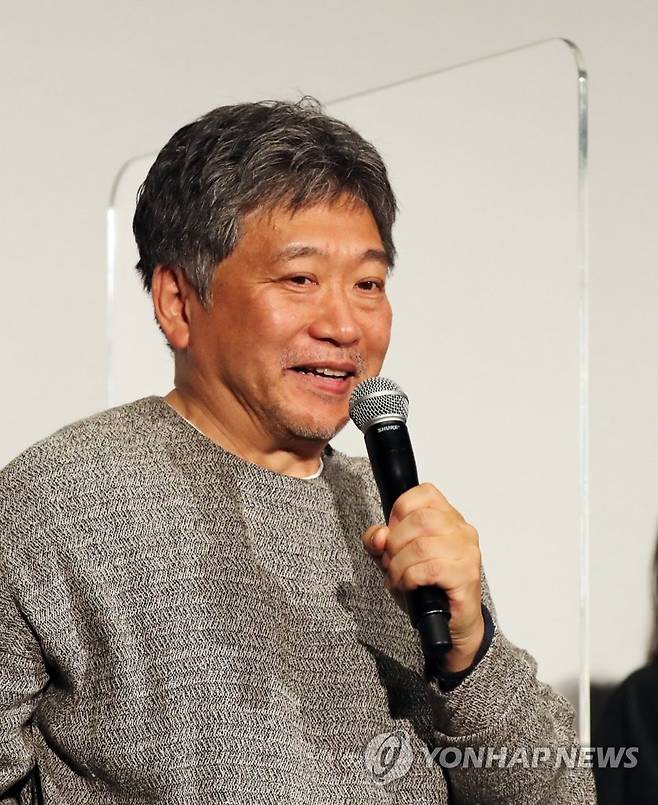 영화 브로커 만든 고레에다 감독 (도쿄=연합뉴스) 이세원 특파원 = 영화 '브로커' 일본 개봉 사흘째인 26일 오후 도쿄의 한 영화관에서 열린 무대 인사 행사에서 이 영화를 만든 고레에다 히로카즈 감독이 발언하고 있다. 2022.6.26 sewonlee@yna.co.kr