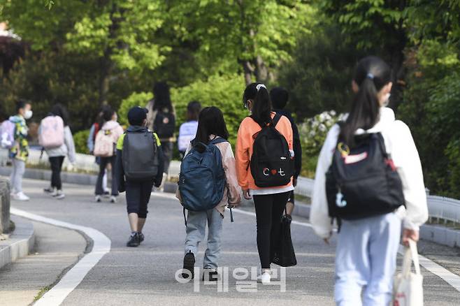 전국 모든 학교에서 정상 등교가 이뤄진 지난달 2일 서울 광진구 광장초등학교 학생들이 등교하고 있다.(사진=뉴시스)