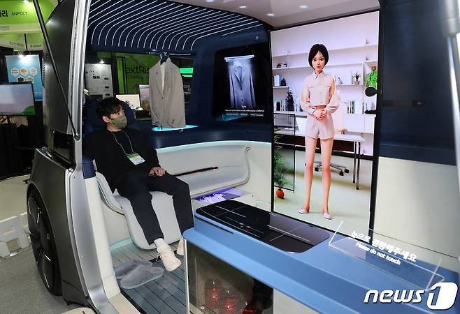 16일 서울 강남구 코엑스에서 열린 '넥스트라이즈 2022'에서 LG전자가 자율주행차 모델 '옴니팟' 업무용 개인비서 서비스를 선보이고 있다. 310여개 혁신 스타트업 업체가 참여하는 이번 전시회는 17일까지 계속된다. 2022.6.16/뉴스1 © News1 박세연 기자