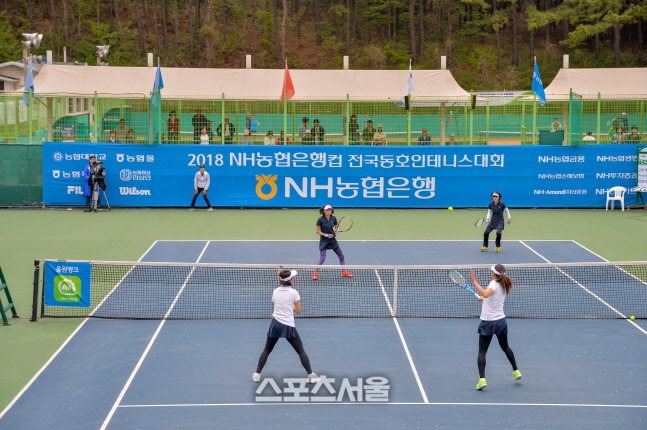 지난 2018년 처음 창설된 NH농협은행컵 전국 동호인 테니스대회. 여자부(국화부, 개나리부) 경기가 열리고 있다. 3년 만에 재개된 올해는 명칭이 약간 바뀌었다. 제공|NH농협은행