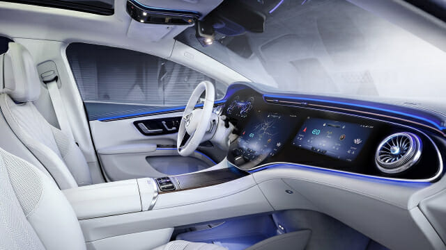 LG전자 P-OLED 기반 인포테인먼트 시스템이 탑재된  벤츠  2022년형 EQS의 차량 내부 모습(사진=LG전자)