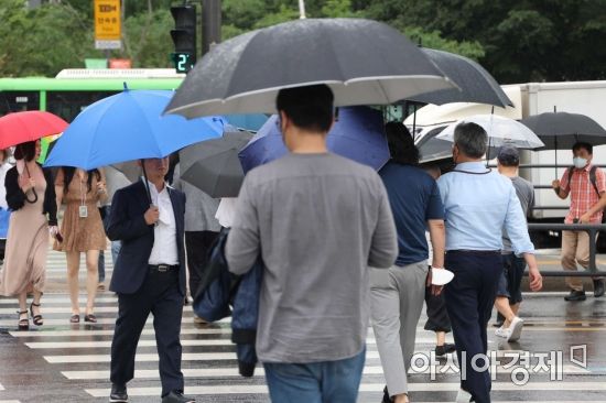 장마전선의 영향으로 비가 내린 27일 서울 세종대로에서 우산을 쓴 시민들이 발걸음을 재촉하고 있다. /문호남 기자 munonam@