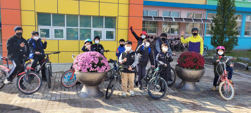 영인마을교육공동체 학생들이 다같이 자전거 운전을 연습하고 있다. 사진=충남교육청 제공