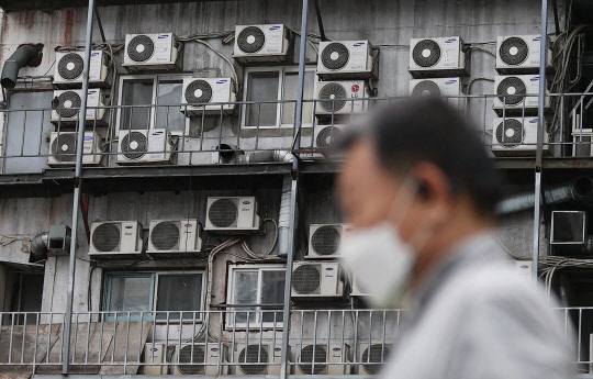 3분기 전기요금 연료비 조정단가가 발표되는 27일 오전 서울 중구 한 건물에 에어컨 실외기들이 줄지어 설치돼 있다. <연합뉴스>