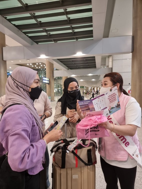 인천국제공항 환대센터 도우미가 동남아 방한여행객들을 안내하고 있다. /사진=한국관광공사