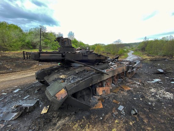 러시아의 주력 전차 T-90이 파괴돼 있다. /사진=로이터뉴스1