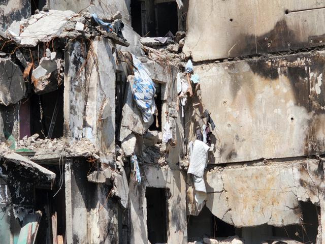 25일(현지시간) 우크라이나 보로댠카에서 파괴된 건물 벽면에 이불 등이 매달려 있다. 보로댠카에서는 러시아군 폭격으로 아파트가 두 동강 났다. 보로댠카=신은별 특파원