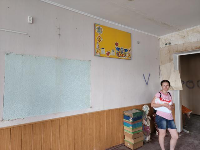 25일 우크라이나 호스토멜의 '2번 학교' 안에서 교사가 러시아군의 침공으로 망가진 교실을 바라보고 있다. 호스토멜=신은별 특파원