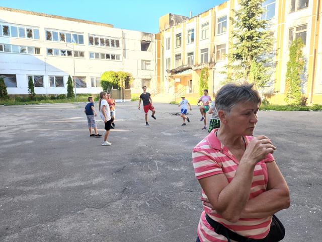24일 우크라이나 이르핀의 '3번 학교'에서 학교에 대해 설명하는 가라테 교사의 뒤로 운동하는 아이들이 보이고 있다. 이르핀=신은별 특파원