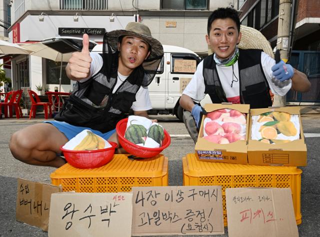 김씨네 과일가게 사장 김도영(오른쪽)씨와 실장 조용일(왼쪽)씨가 22일 과일 티셔츠를 판매하고 있다. 왕태석 선임기자