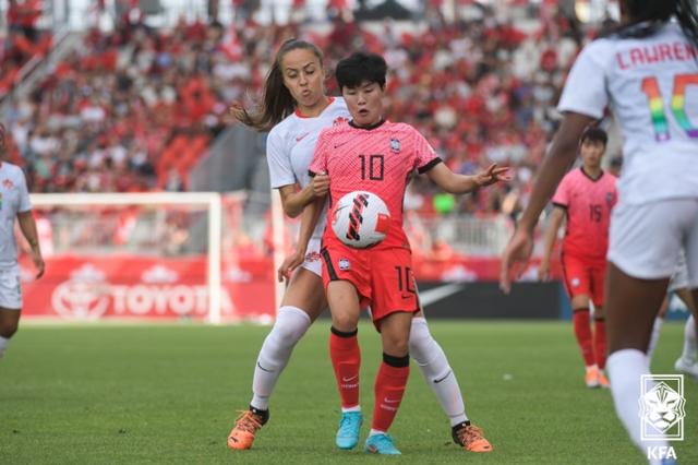 대한민국 여자축구대표팀 지소연이 27일 캐나다 토론토 BMO 필드에서 열린 캐나다와의 평가전에서 상대 수비수와 볼 다툼을 하고 있다. 대한축구협회 제공